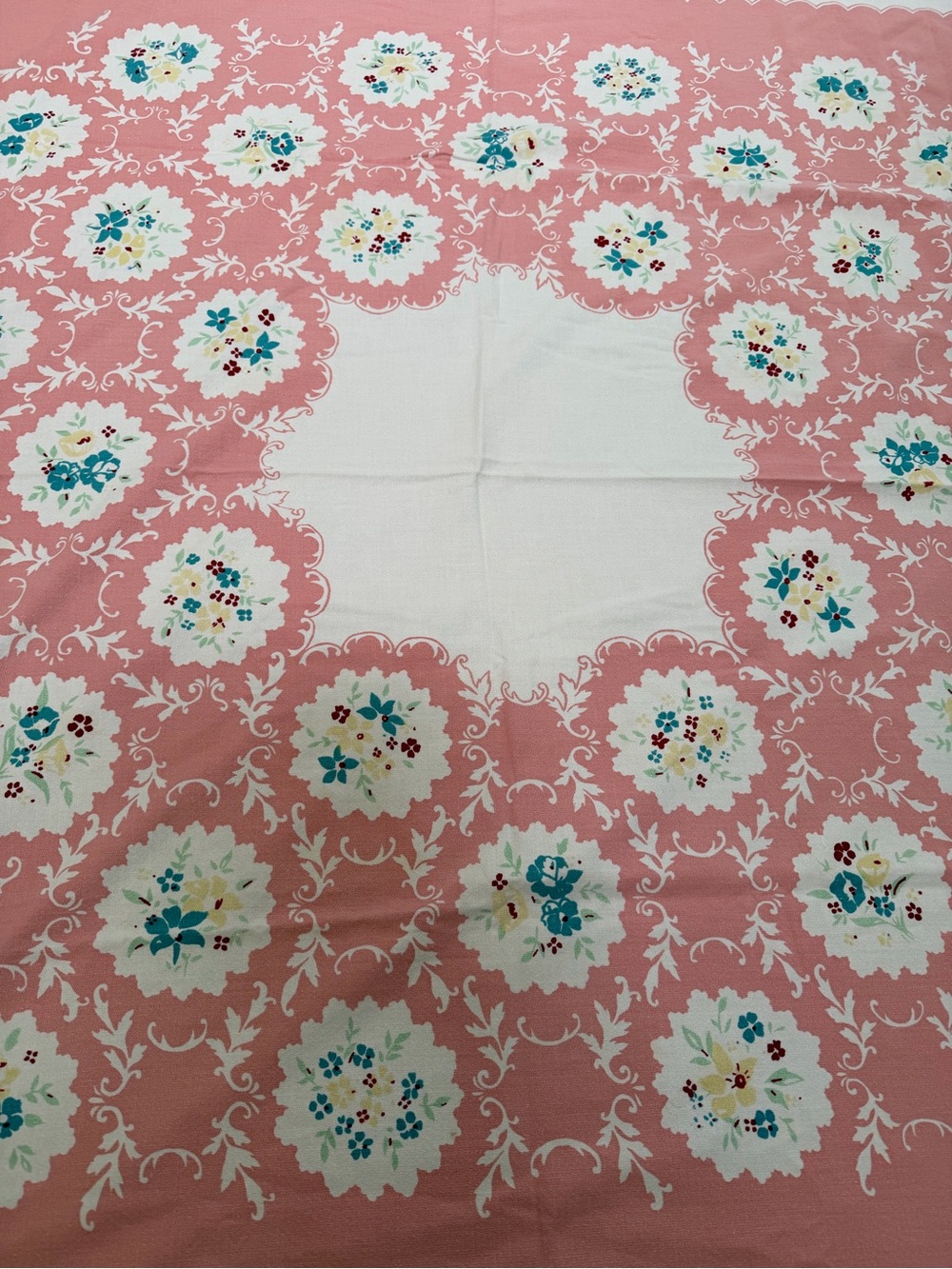 🌸 Gorgeous Vintage Mid-Century Floral Tablecloth 🌸 - Picture 4 of 5